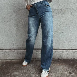 Wide leg raw hem jeans *NEW*